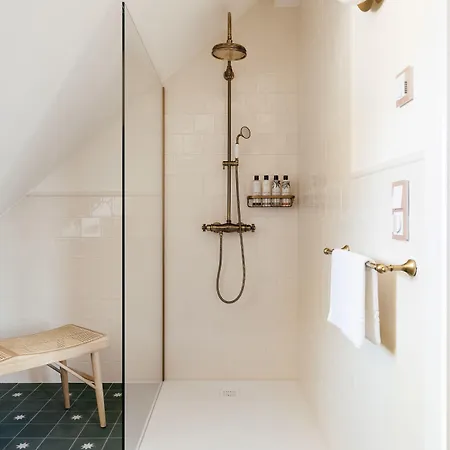 Alma - A Lakeside Boutique 3*