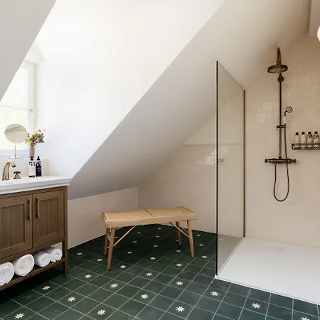 Alma - A Lakeside Boutique 3*