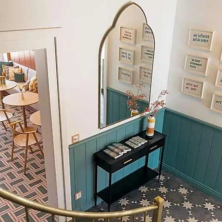 Alma - A Lakeside Boutique 3*