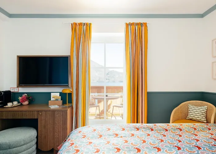Alma - A Lakeside Boutique 3*